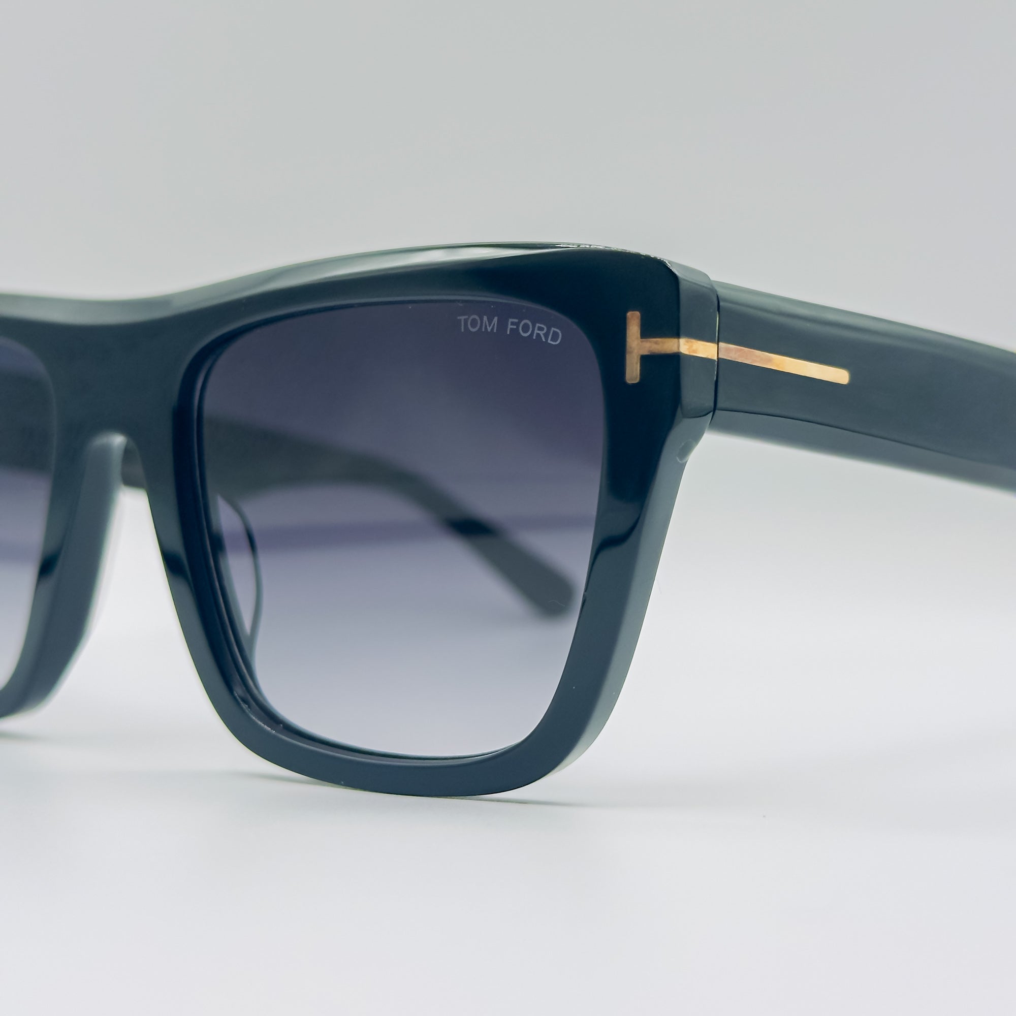 TOM FORD FT1077