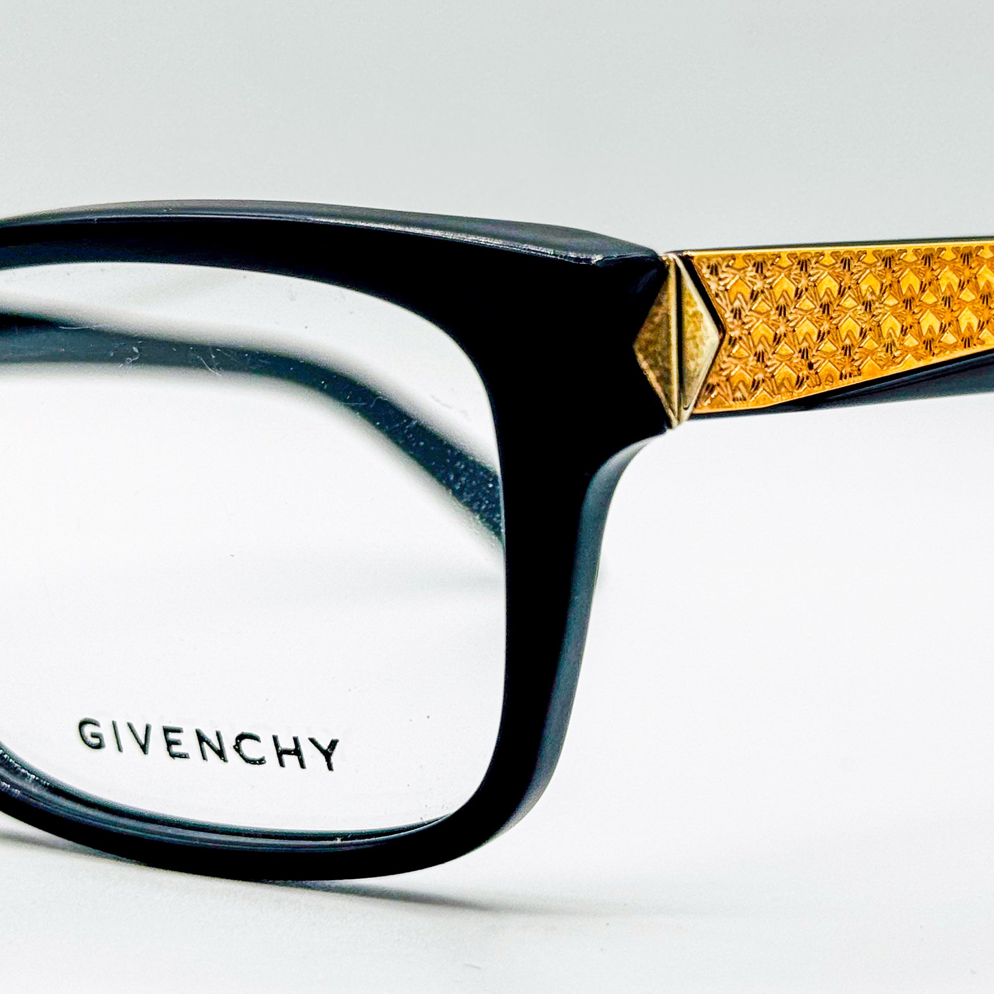 Givenchy VGV898V