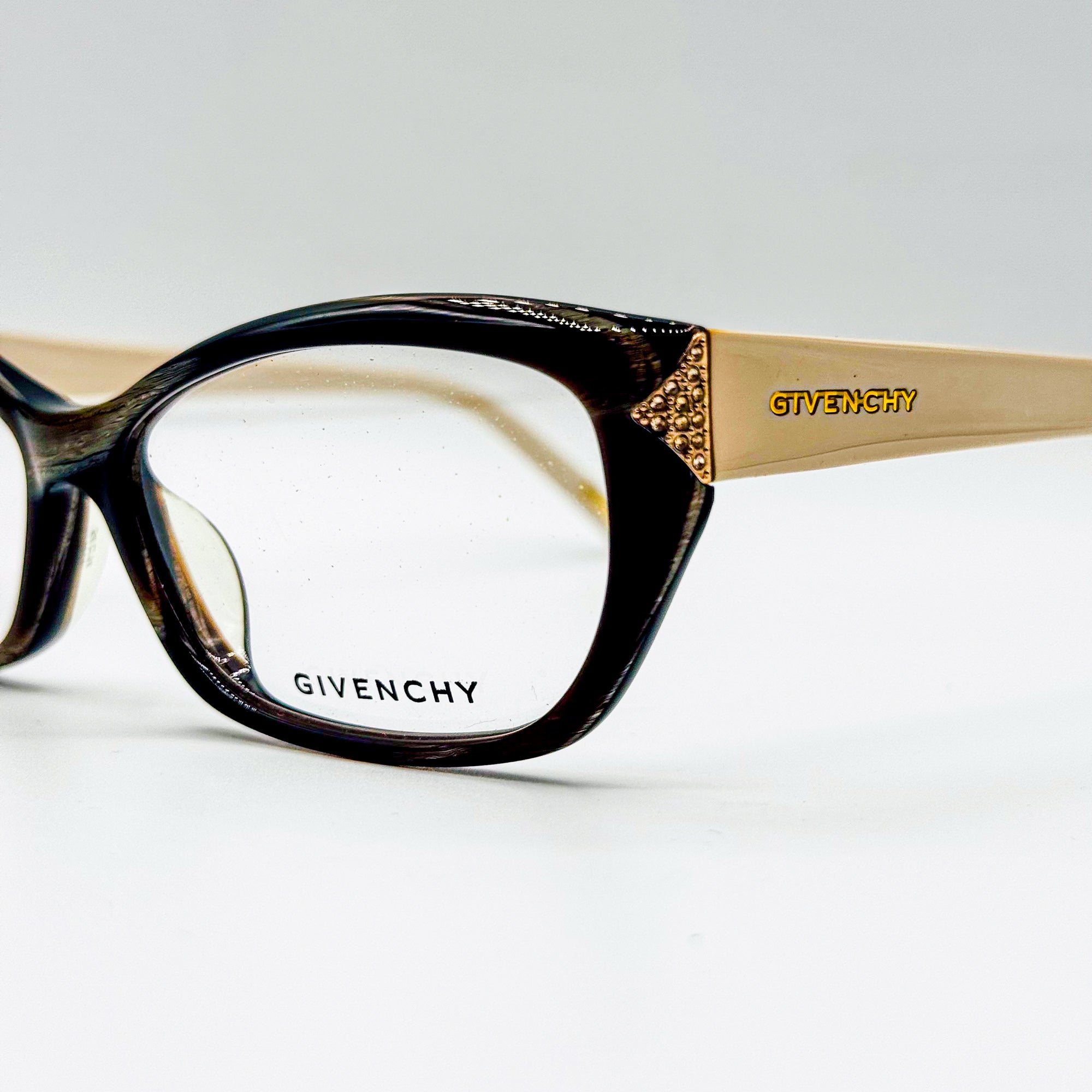 Givenchy VGV869S