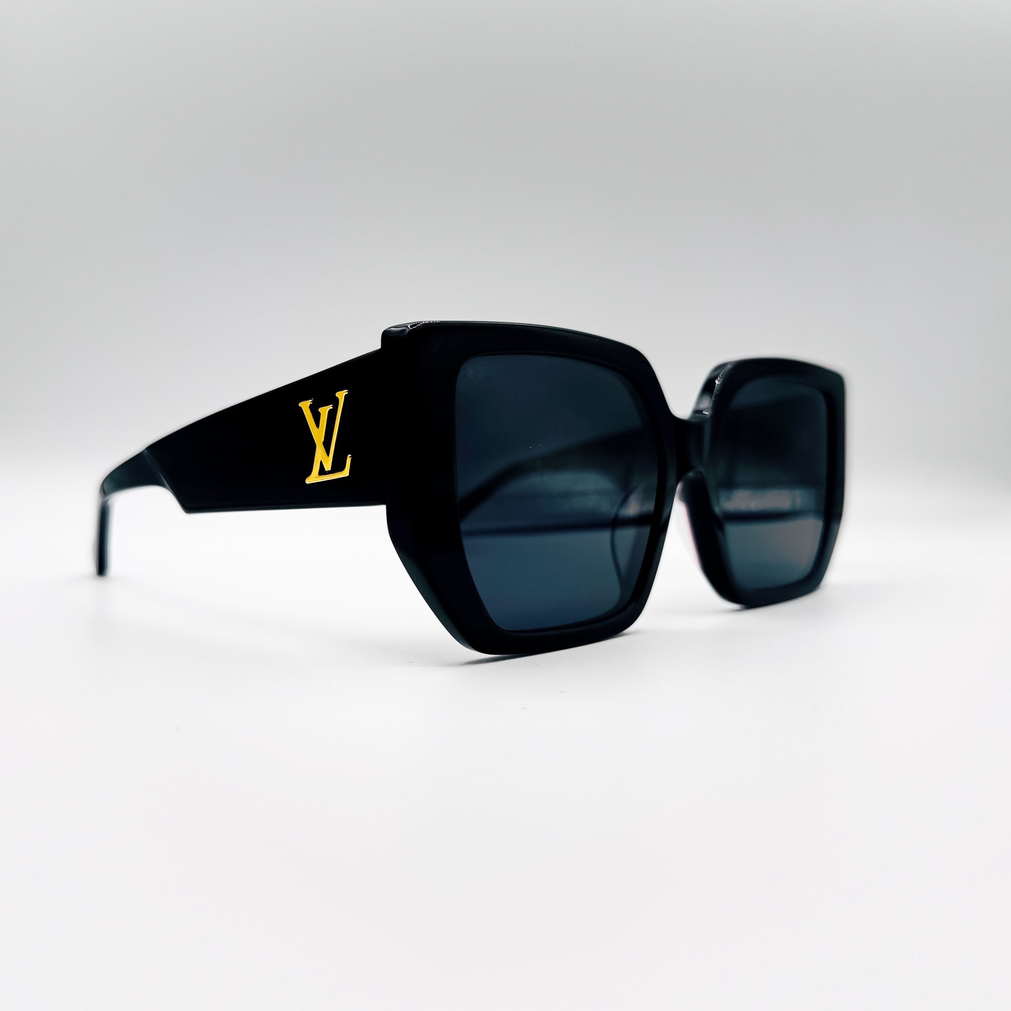 LOUIS VUITTON Z1588E