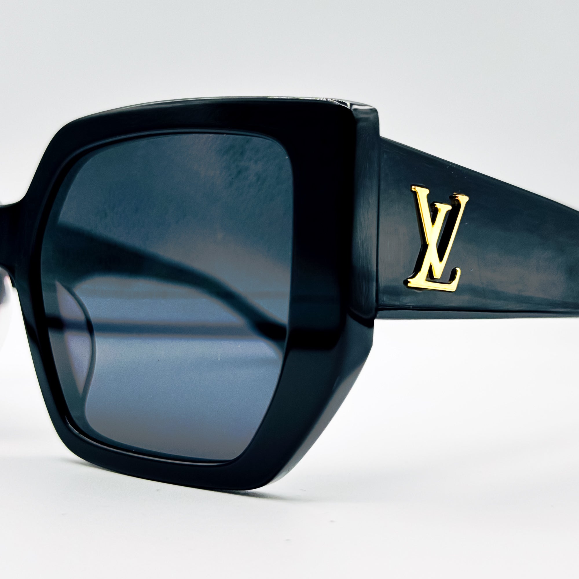 LOUIS VUITTON Z1588E
