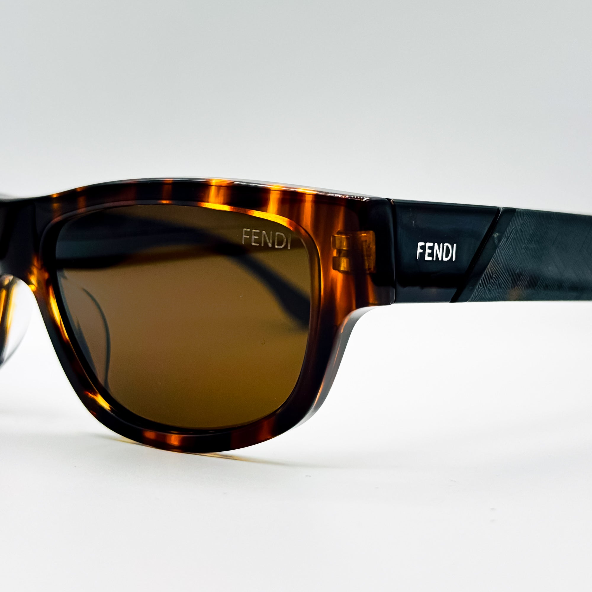 FENDI FE401571